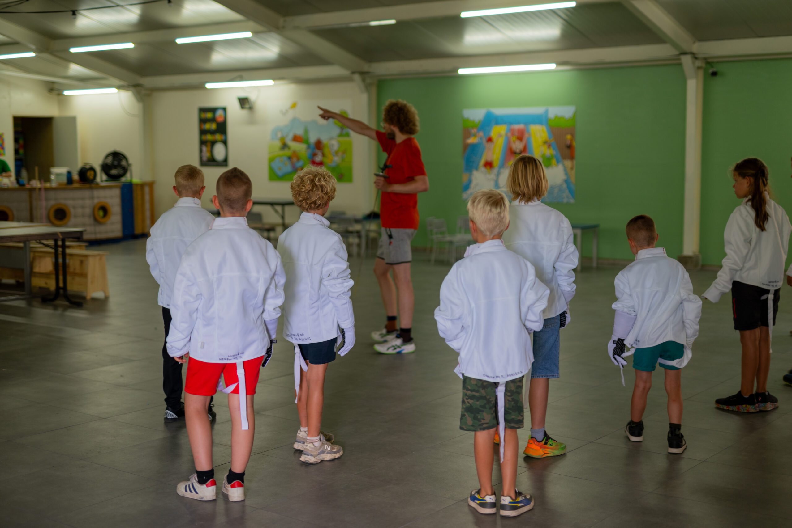 Contact Uitleg van leeraar met kleine kinderen